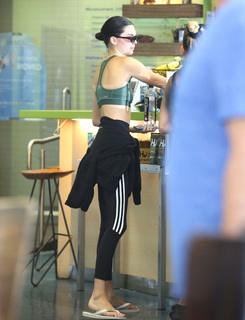 Kendall Jenner feet photo thumbnail