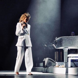 Delta Goodrem feet photo thumbnail