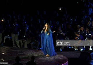 Delta Goodrem feet photo thumbnail