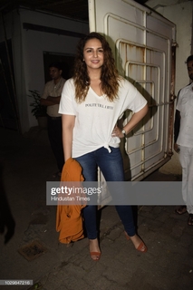 Huma Qureshi feet photo thumbnail