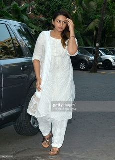 Huma Qureshi feet photo thumbnail