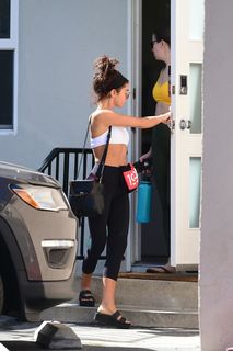 Sarah Hyland feet photo thumbnail
