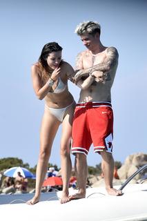 Bella Thorne feet photo thumbnail