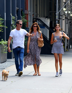 Cindy Crawford feet photo thumbnail