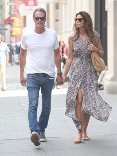 Cindy Crawford feet photo thumbnail