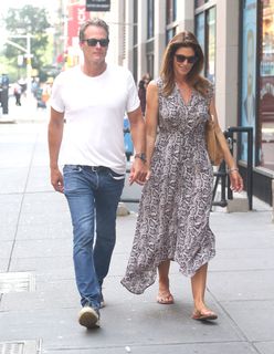 Cindy Crawford feet photo thumbnail