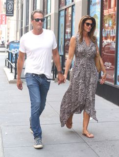 Cindy Crawford feet photo thumbnail