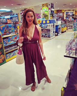 Chrissy Teigen feet photo thumbnail