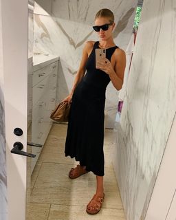 Rosie Huntington-Whiteley feet photo thumbnail