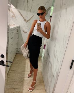 Rosie Huntington-Whiteley feet photo thumbnail