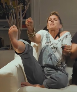 Adriane Galisteu feet photo thumbnail
