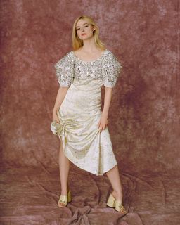 Elle Fanning feet photo thumbnail