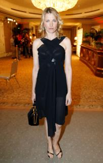 Lucy Lawless feet photo thumbnail