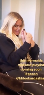 Khloé Kardashian feet photo thumbnail