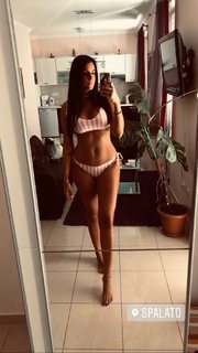 Valentina Vignali feet photo thumbnail