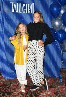 Sabrina Carpenter feet photo thumbnail