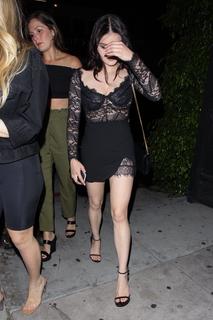 Ariel Winter feet photo thumbnail