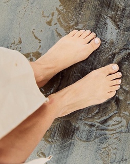 Tiffani Thiessen feet photo thumbnail