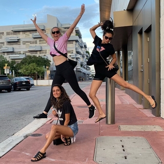 Adriana Lima feet photo thumbnail