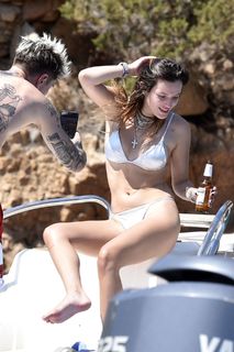 Bella Thorne feet photo thumbnail