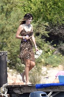 Bella Thorne feet photo thumbnail