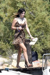 Bella Thorne feet photo thumbnail