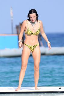 Bella Thorne feet photo thumbnail