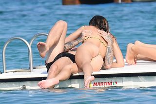 Bella Thorne feet photo thumbnail