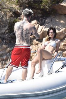 Bella Thorne feet photo thumbnail