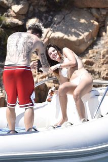 Bella Thorne feet photo thumbnail