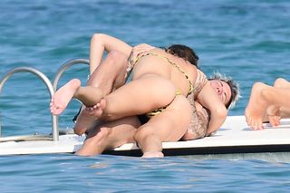 Bella Thorne feet photo thumbnail