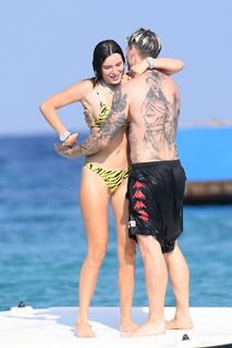Bella Thorne feet photo thumbnail