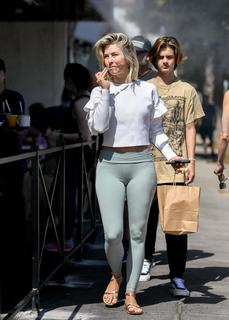 Julianne Hough feet photo thumbnail