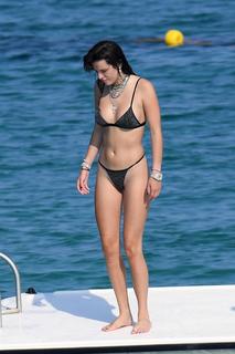 Bella Thorne feet photo thumbnail