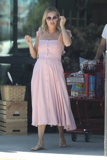 Rebecca Romijn feet photo thumbnail
