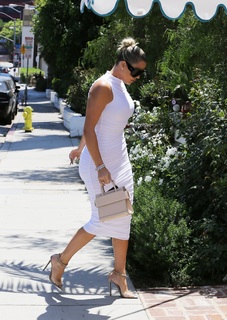 Khloé Kardashian feet photo thumbnail
