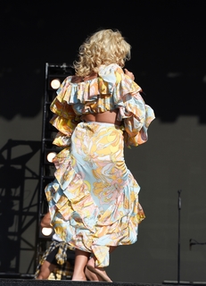 Pixie Lott feet photo thumbnail