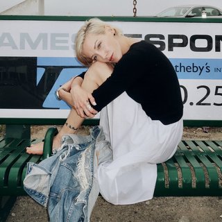 Katie Cassidy feet photo thumbnail
