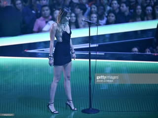 Miley Cyrus feet photo thumbnail