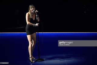 Miley Cyrus feet photo thumbnail