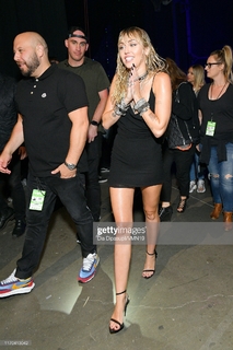 Miley Cyrus feet photo thumbnail