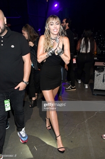 Miley Cyrus feet photo thumbnail