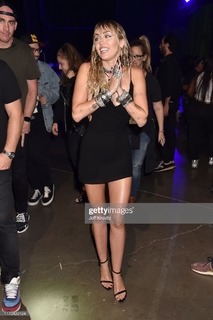 Miley Cyrus feet photo thumbnail
