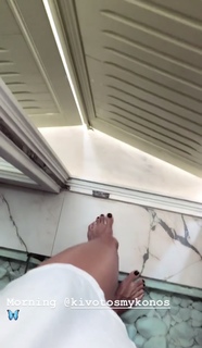 Iris Mittenaere feet photo thumbnail