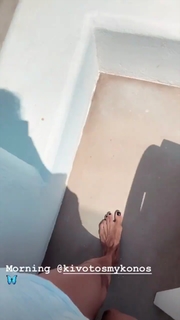 Iris Mittenaere feet photo thumbnail