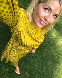 Holly Willoughby feet photo thumbnail