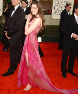 Anne Hathaway feet photo thumbnail