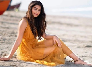 Pooja Hegde feet photo thumbnail