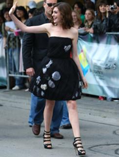 Anne Hathaway feet photo thumbnail
