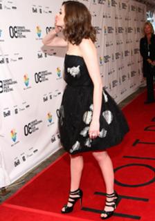 Anne Hathaway feet photo thumbnail